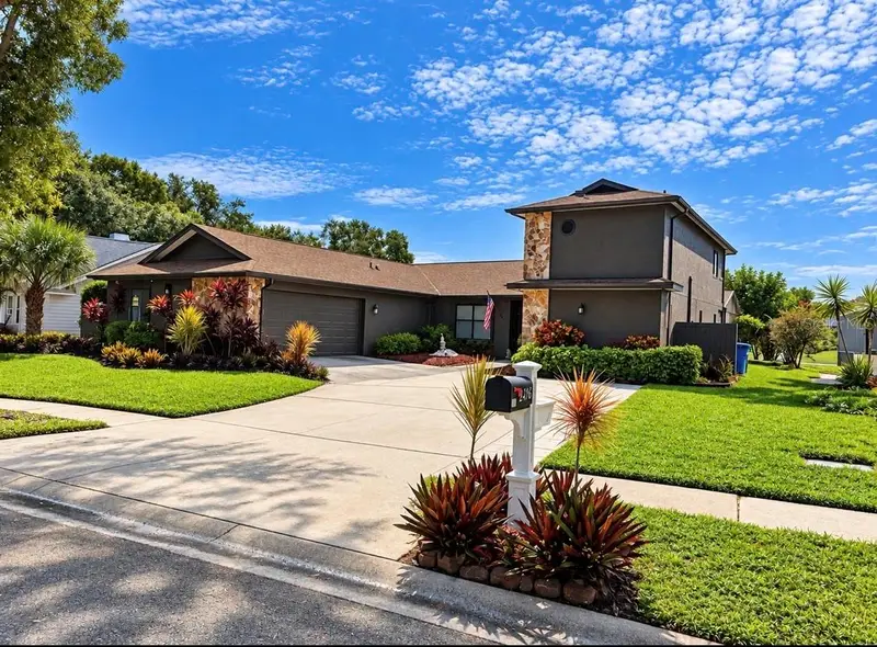 2876 Lake Valencia Blvd E, FL
