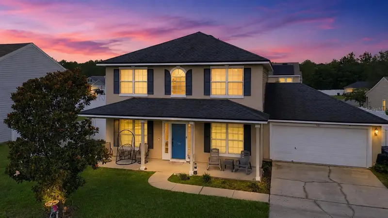 586 Independence Dr, FL