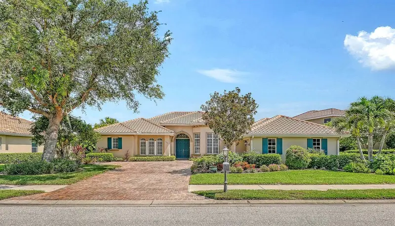 225 Pesaro Dr, FL