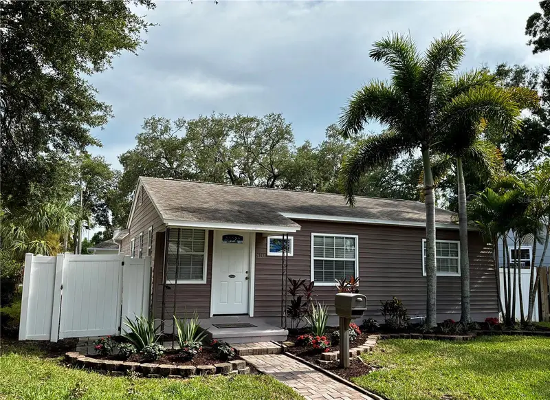 810 52nd Ave N, FL