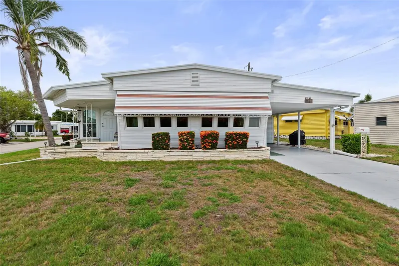 1111 42nd Ave E, FL