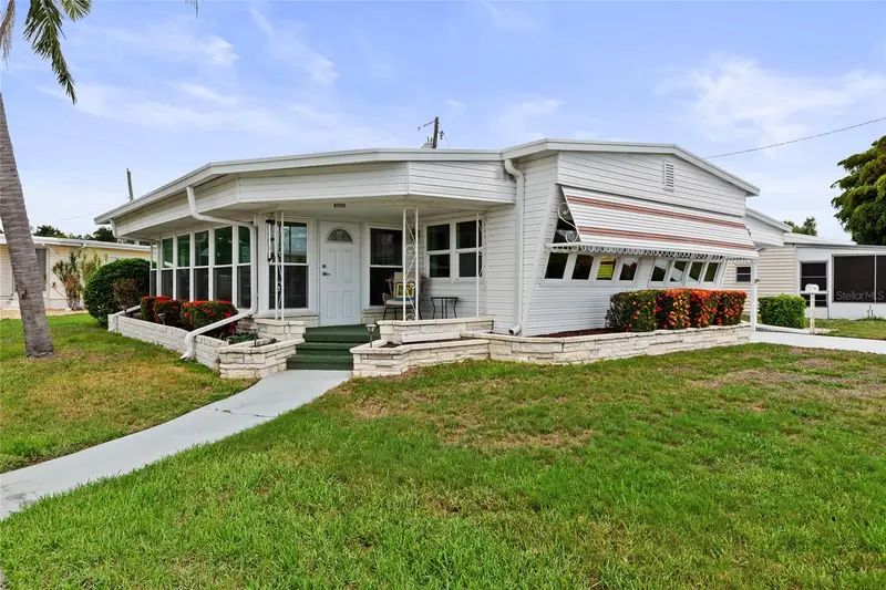 1111 42nd Ave E, FL