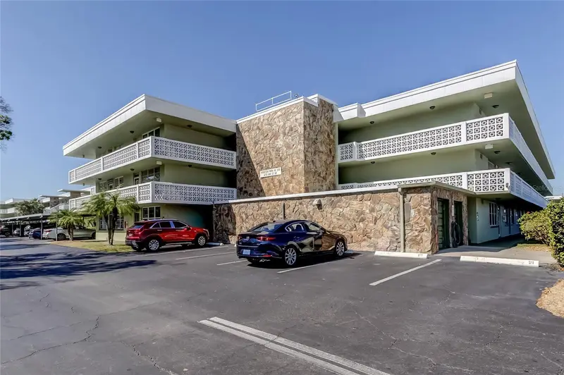 4890 Bay St Ne #323, FL