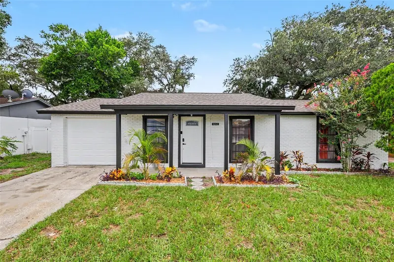 8253 Greenleaf Cir, FL