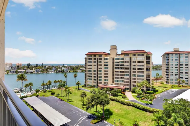 690 Island Way #909, FL