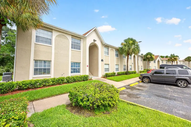 Lee Vista listing