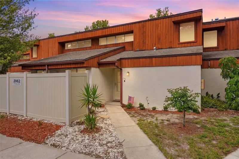 2062 Sunset Point Rd #64, FL