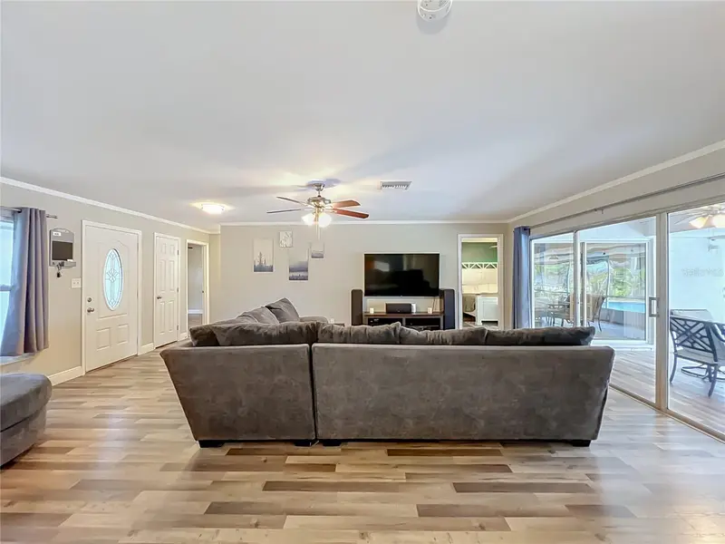 1523 Canterbury Cir, FL