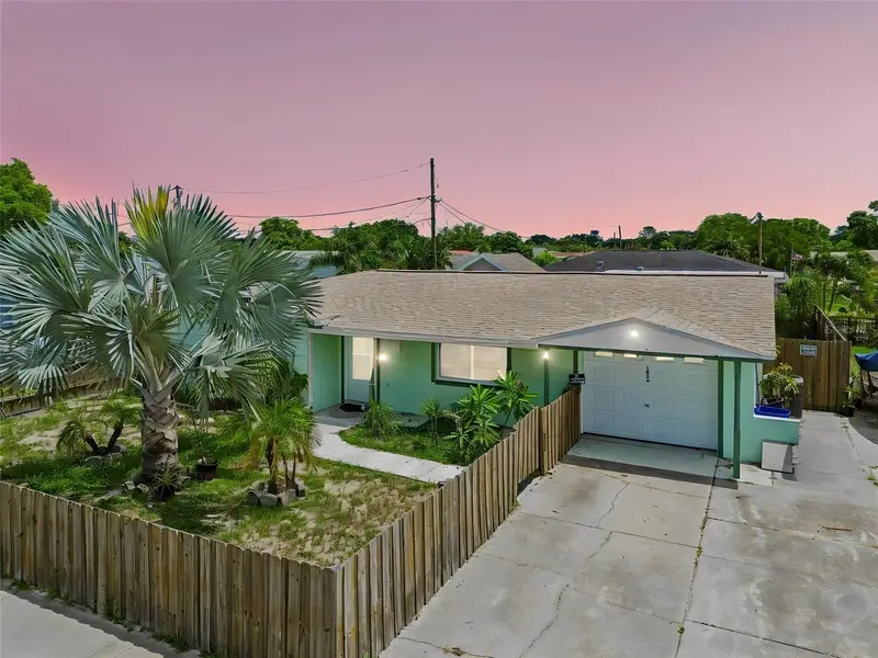 1056 Tamarac Dr, FL