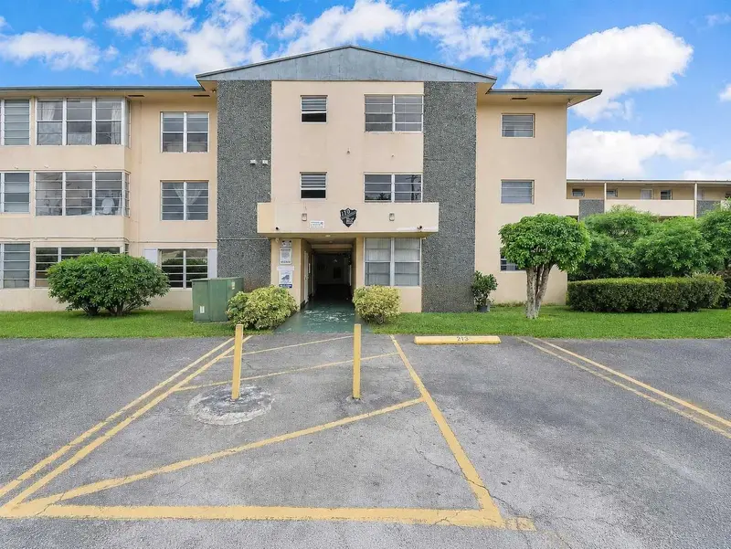 110 Royal Palm Rd #208, FL