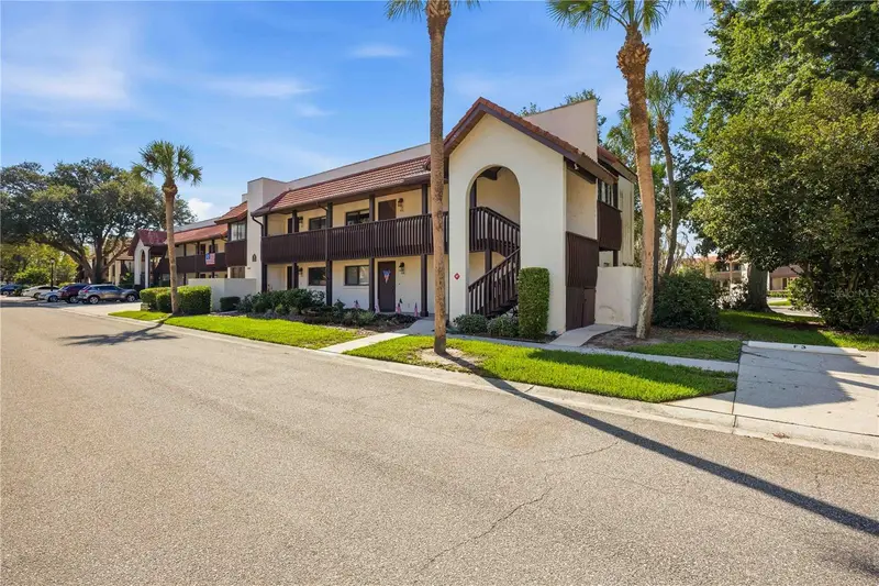 6204 Country Club Dr #F24, FL