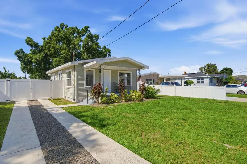 2704 W Leroy St, FL