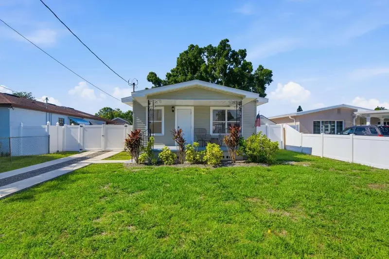 2704 W Leroy St, FL