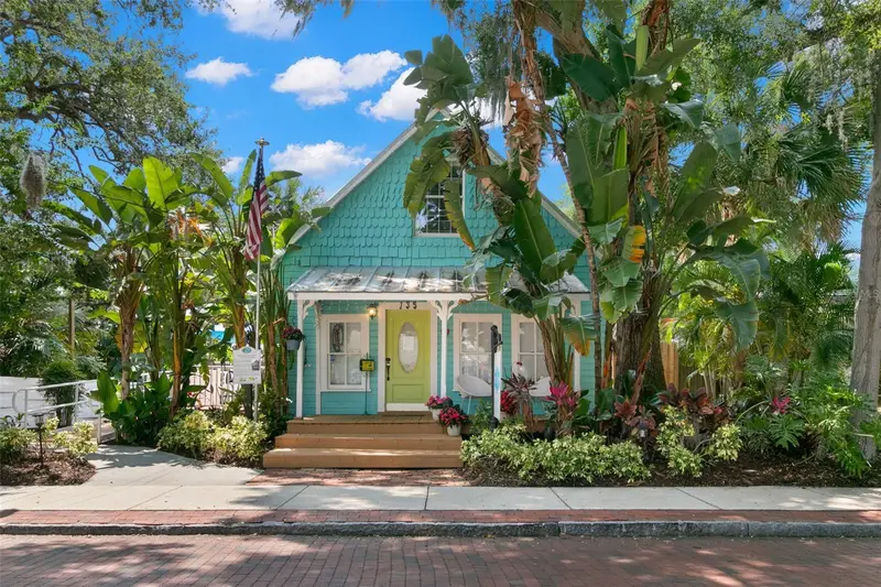 135 4th Ave N, FL