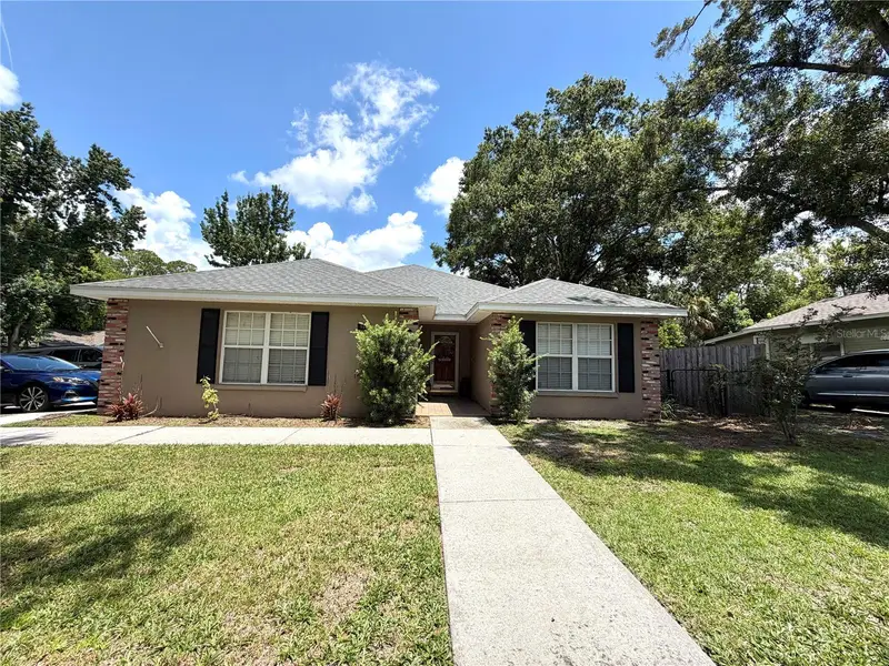 902 E Tomlin St, FL