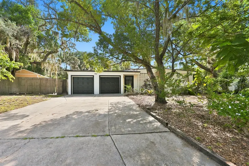 704 E River Dr, FL