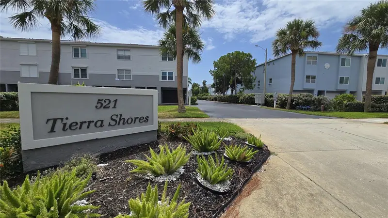 521 Pinellas Bayway S #206, FL