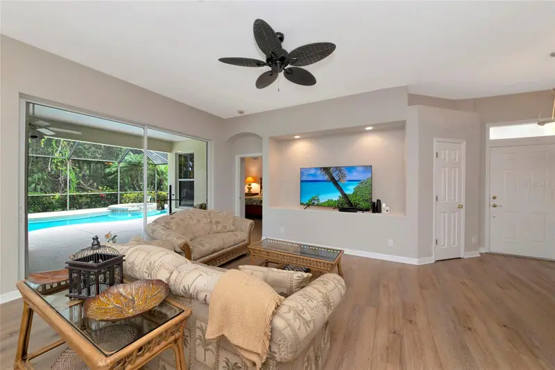 706 Misty Pond Ct, FL