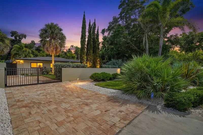 418 Sapphire Dr, FL