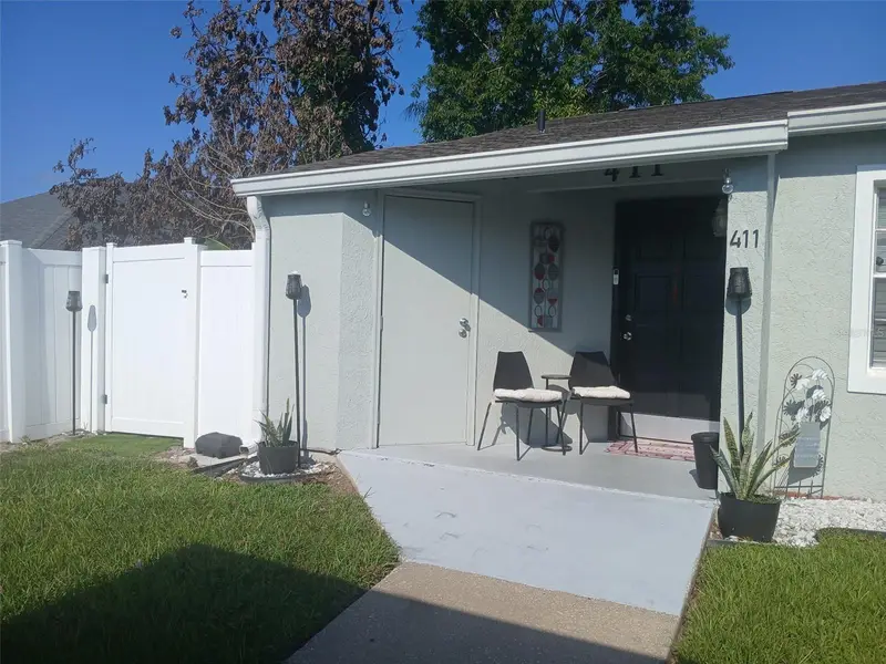 411 Dorchester Sq, FL