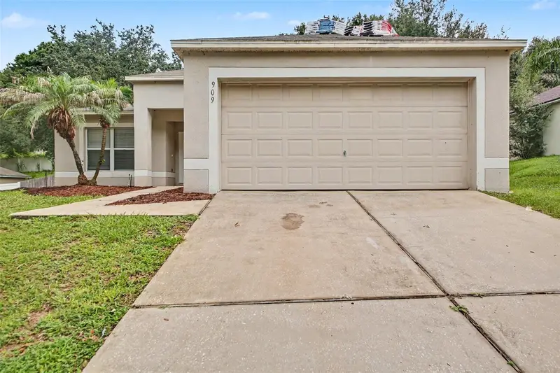 909 Bristle Cone Ct, FL