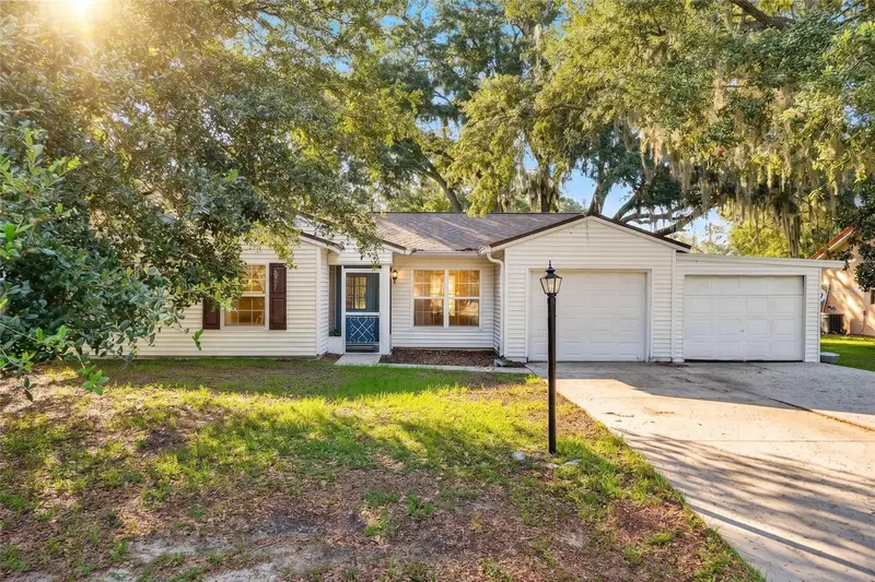 303 Oak Track Pass, FL