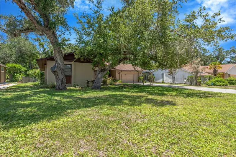 213 Whispering Oaks Ct, FL
