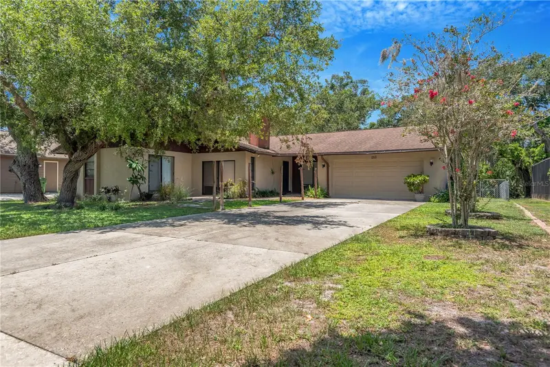 213 Whispering Oaks Ct, FL