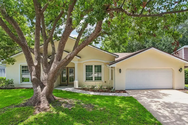 818 Village Way, FL