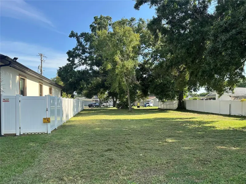 2710 W Lake Ave, FL