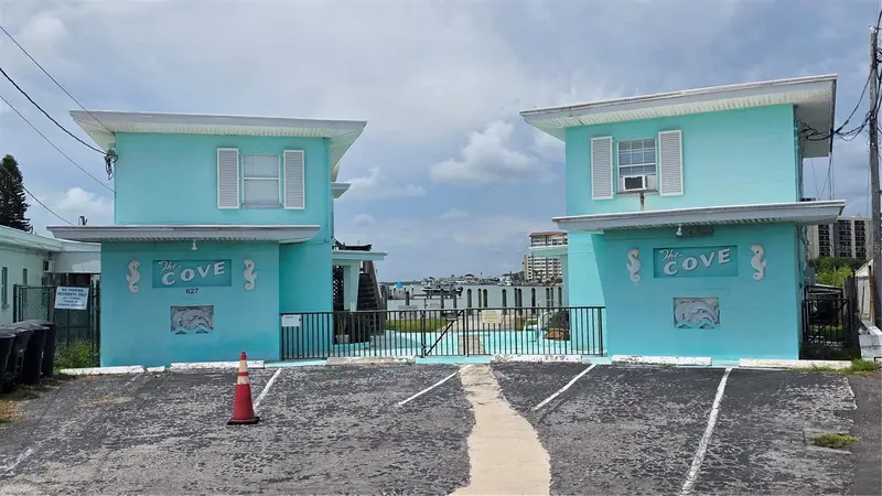 627 Bay Esplanade, FL