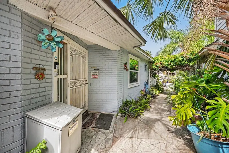 2250 Springwood Cir W, FL
