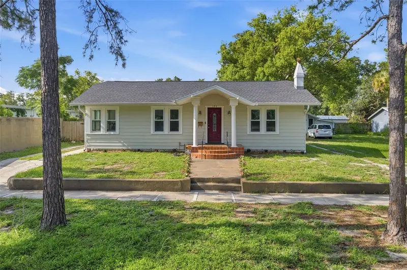 106 W Comanche Ave, FL