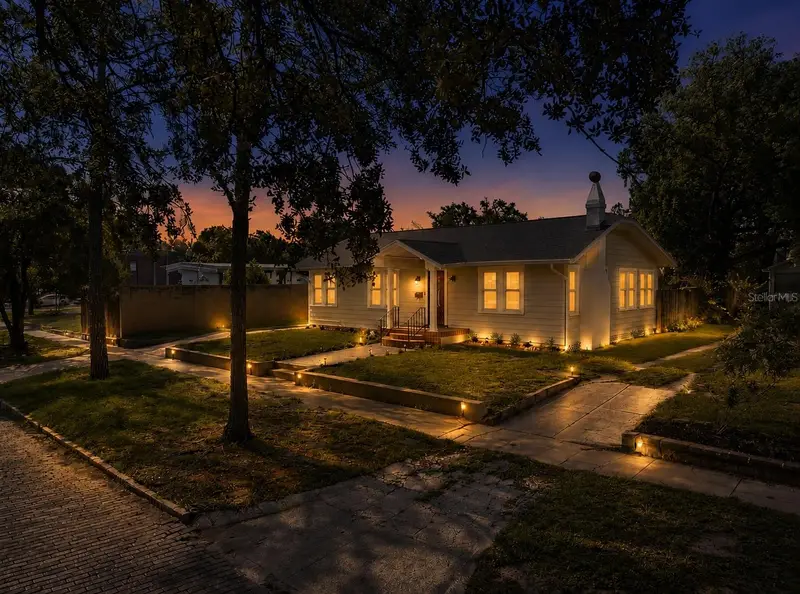 106 W Comanche Ave, FL