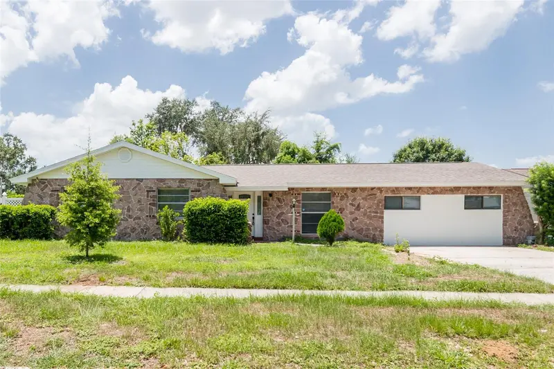 902 Shangri La Dr, FL
