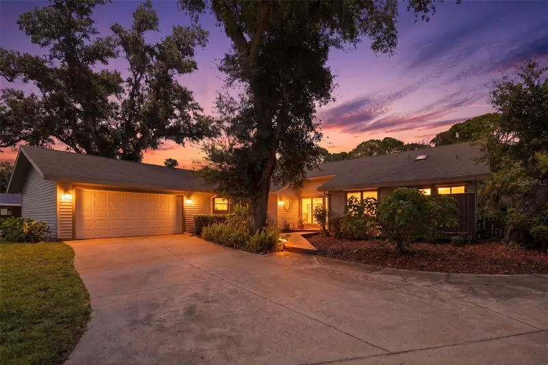 881 Pinto Cir, FL