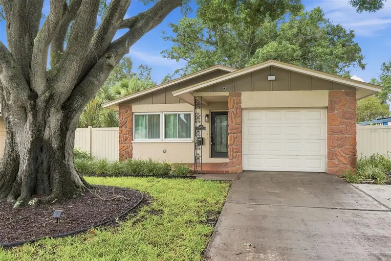 205 Se Monroe Cir N, FL