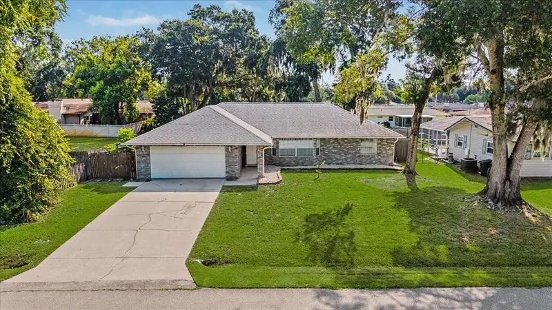 2311 Pine Tree, FL