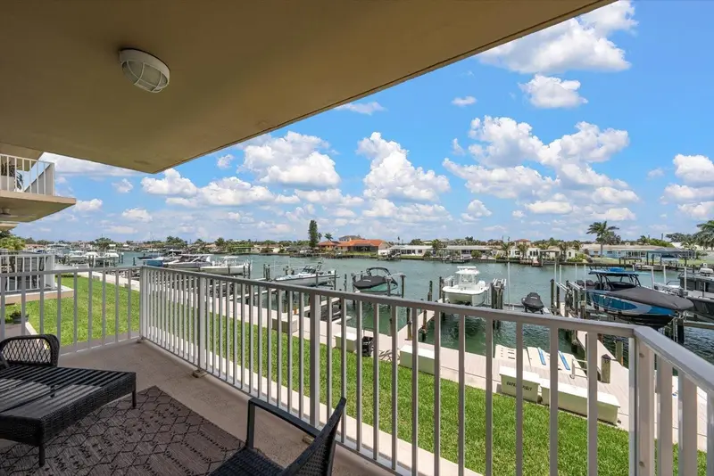 223 Island Way #2e, FL