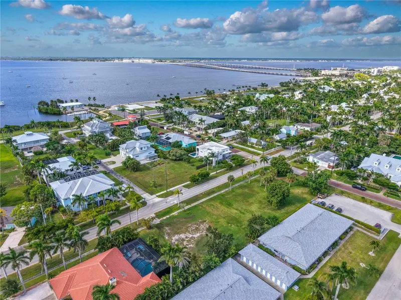 821 W Marion Ave, FL