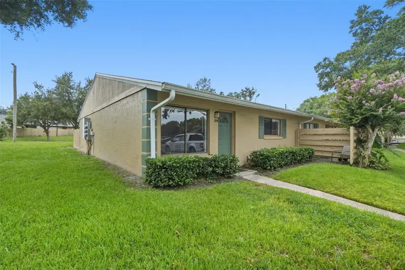 220 Cherokee Ct #104, FL