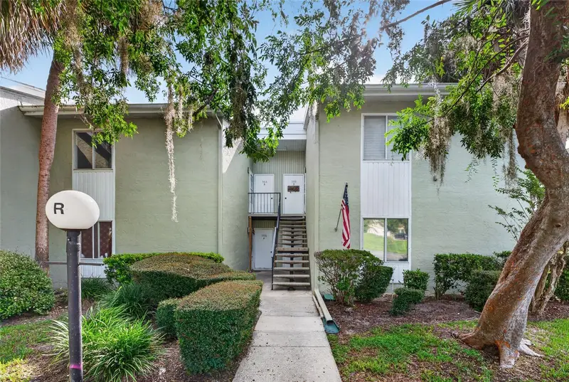 586 Bahia Cir #B, FL