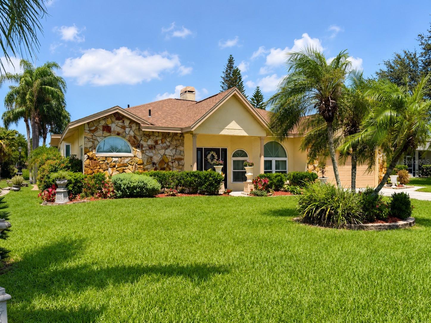 23427 Pine Lake St, FL