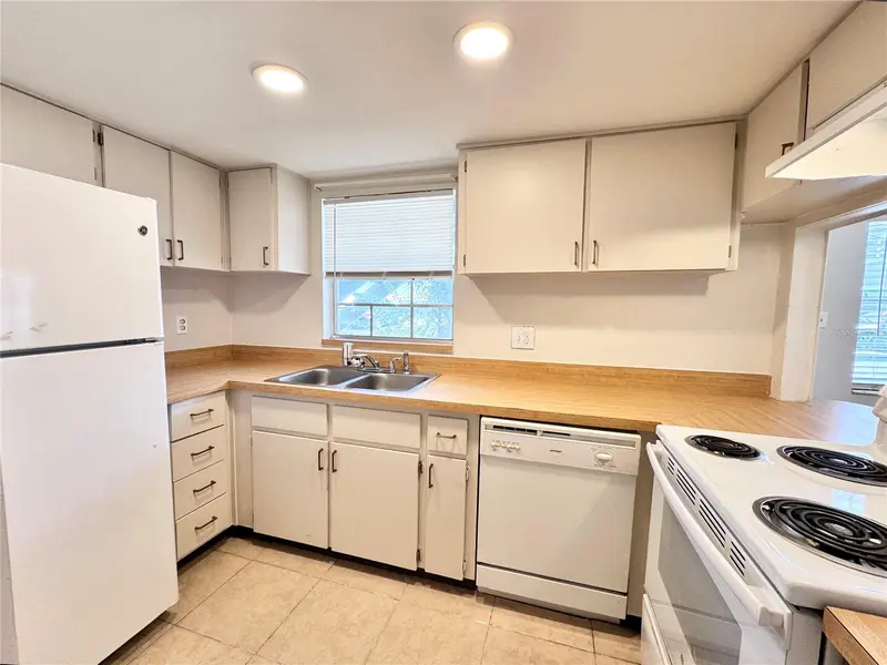 1000 S Semoran Blvd #305, FL
