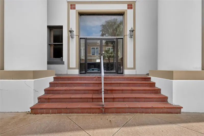 400 W Main St, FL