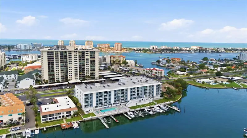 415 Island Way #204, FL