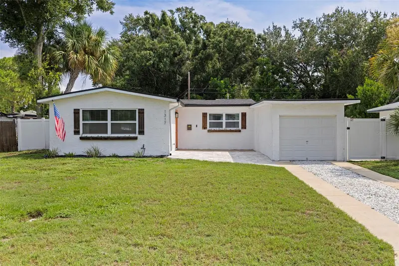 1317 Essex Dr N, FL
