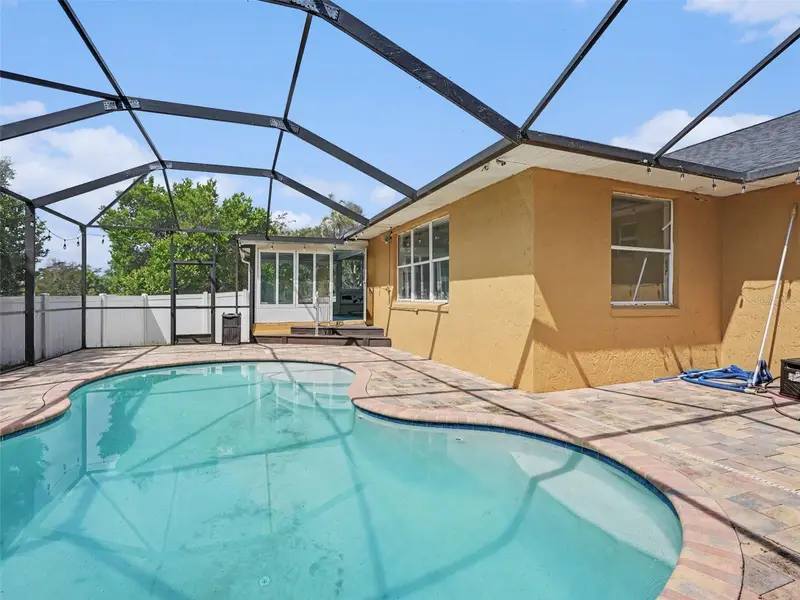 808 Chamberlain Loop, FL