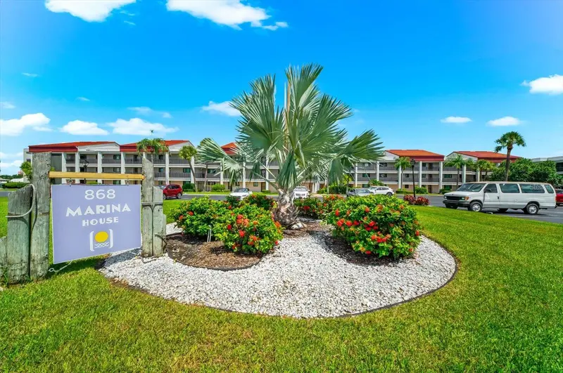 868 Bayway Blvd #307, FL