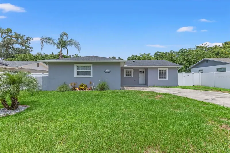 560 Robin Hill Cir, FL